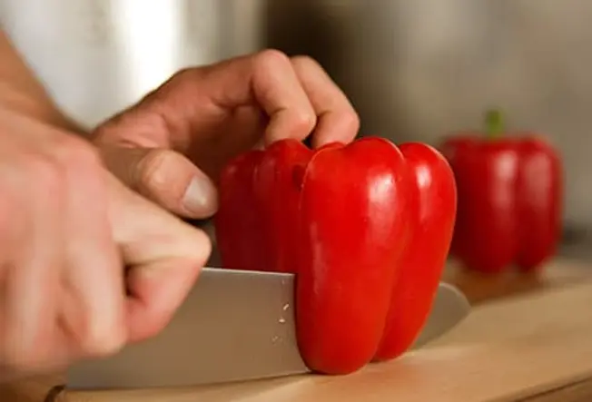 الغذاء وصحة العين: فوائد التغذية وحدود التوقعات 2 493ss getty rf red peppers